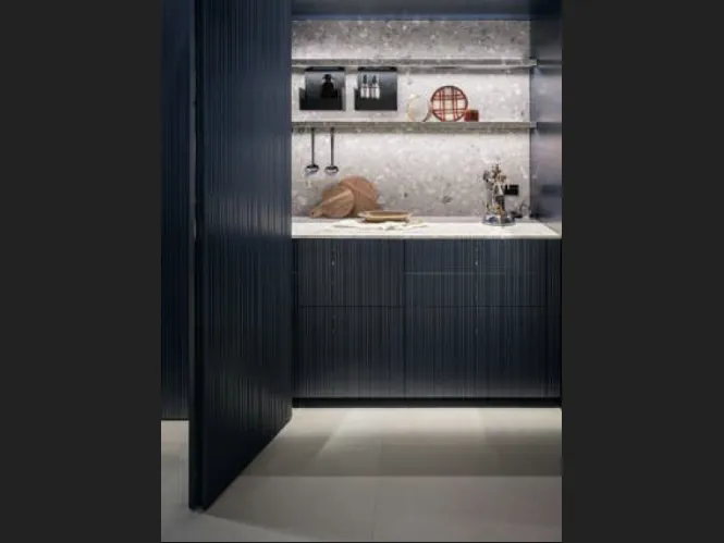 Cucina Design lineare a scomparsa aperta Maxima 2-2 Open in finitura anodyc Blu Fes e Dressup Line con top in seminato Fior di Pesco di Cesar