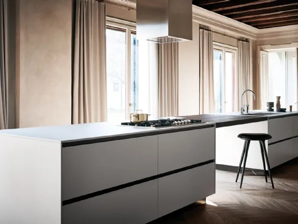 Cucina Design lineare Maxima 2-2 Everlasting Memory con ante in ceramica Bianco Natural, top in laccato bianco, e rovere termocotto per il piano snack a ponte di Cesar