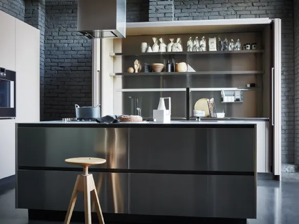 Cucina Design lineare Maxima 2-2 Open Technology in acciaio inox con top in acciaio laminato a caldo di Cesar
