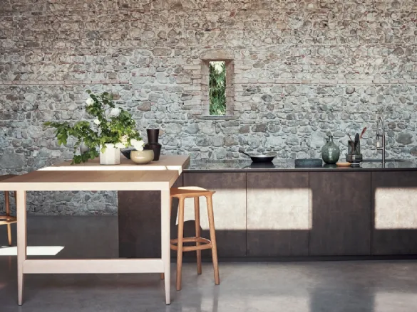 Cucina Design con penisola Maxima 2-2 Welcome Lightness in melaminico Ossido Ghisa con top in acciaio inox mat e penisola in rovere nordico di Cesar