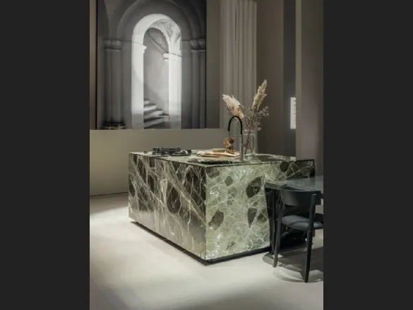 Cucina Design con isola N_Elle Island in marmo Breccia Imperiale di Cesar