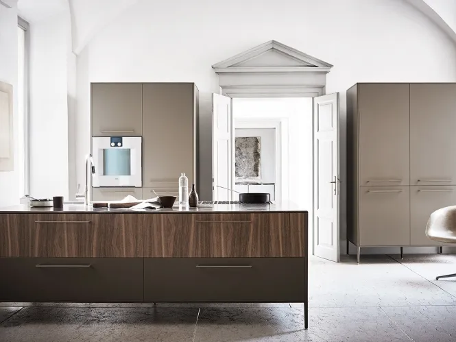 Cucina Design lineare Unit Everyday Museum in laccato seta e Noce Canaletto di Cesar