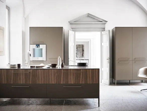 Cucina Design lineare Unit Everyday Museum in laccato Seta Laguna e Noce Canaletto di Cesar