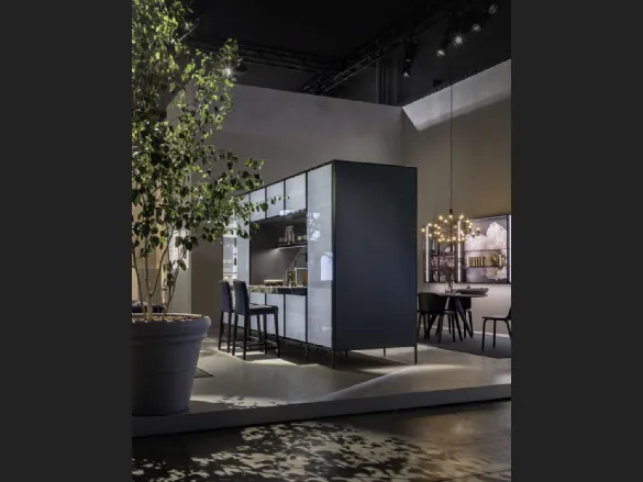 Cucina Design lineare bifacciale Unit Pocket con ante in vetro Fumè e top in marmo Breccia Imperiale di Cesar
