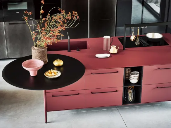 Cucina Design lineare Unit Vernacular Gentility in laminato Fenix rosso jaipur con piano snack in rovere corvino di Cesar