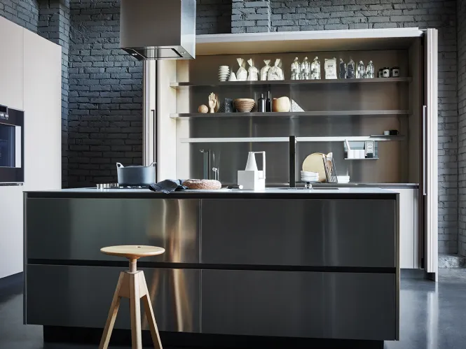 Cucina Moderna lineare Maxima Open Technology in acciaio inox con top in acciaio laminato a caldo di Cesar
