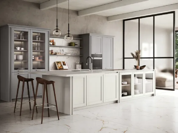 Cucina Moderna con isola in legno massiccio di abete laccato Bianco Fumo e Grigio Polvere Maestrale M08 di Scandola