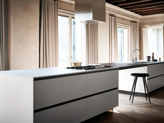 Cucina Moderna lineare Maxima Everlasting Memory con ante in ceramica Bianco Natural e top in laccato bianco e rovere termocotto per il piano snack a ponte di Cesar