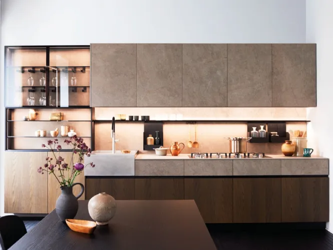 Cucina su misura lineare Maxima Refined Intimacy in Olmo Toscano e MDI con Lavello Block in acciaio Vintage di Cesar