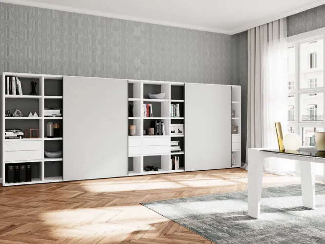 Libreria a muro con ante scorrevoli e vani a giorno in laccato opaco di Colombini Office